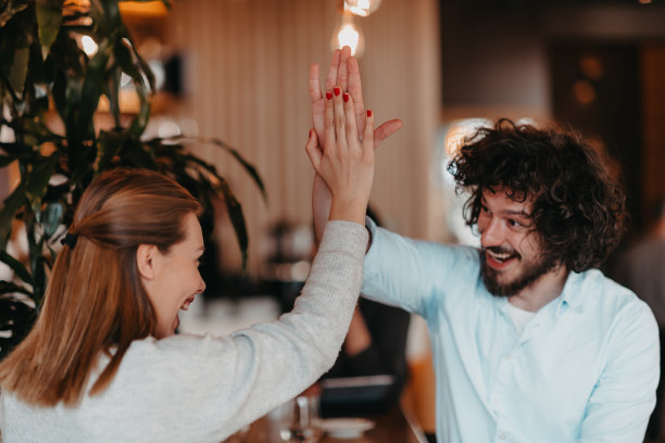 工作日结束后，一对商务情侣坐在咖啡馆里图片下载