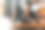 一个昏昏欲睡的女人在休息时间坐在咖啡馆里用平板电脑。经营理念。图片下载