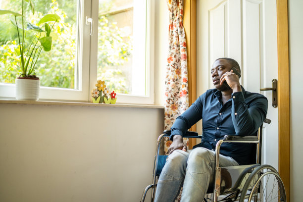 靠窗坐轮椅的男人图片下载