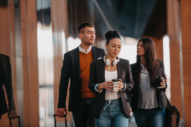 优雅的商人走在现代化的城市里。图片下载