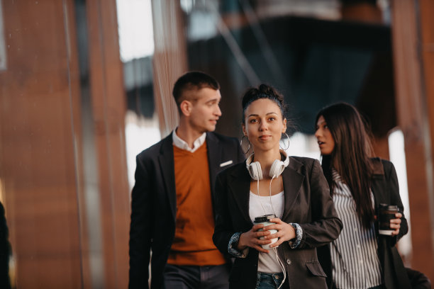 优雅的商人走在现代化的城市里。图片下载