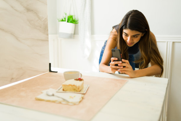 西班牙美食摄影师正在为社交媒体拍摄照片图片下载