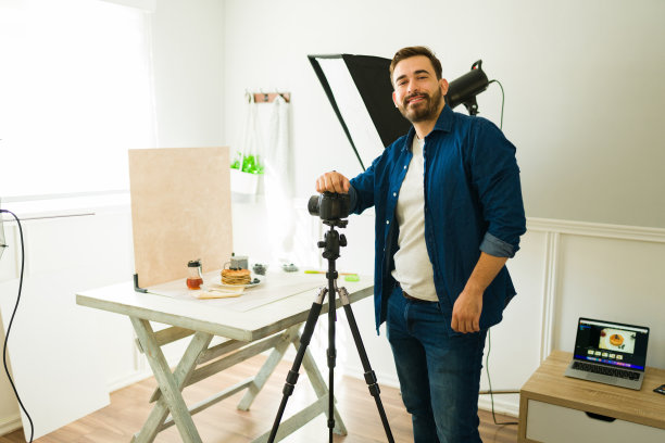 微笑的专业摄影师在工作室工作图片下载