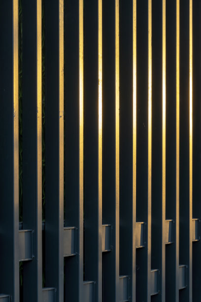 阳光照在篱笆上的抽象图案图片下载