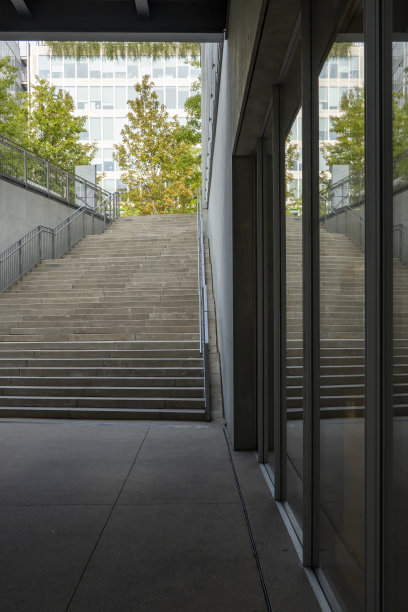 通往下沉广场的楼梯图片下载