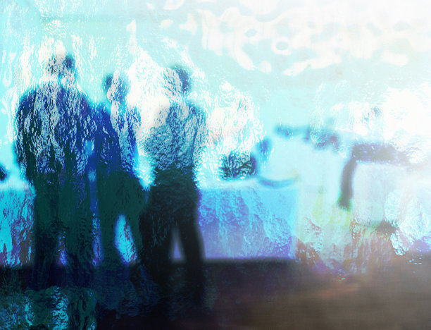 一群商人站在那里讨论，透过扭曲的模糊玻璃图片下载