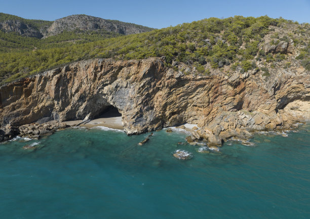 Yarisli洞穴海滩无人机照片，Gulnar Mersin，土耳其图片下载