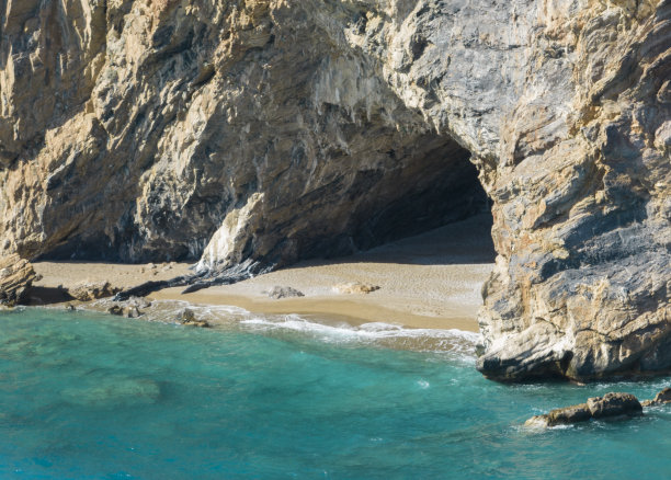 Yarisli洞穴海滩无人机照片，Gulnar Mersin，土耳其图片下载