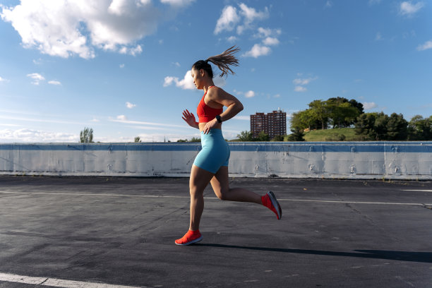 健身中国女性在城市里跑步图片下载