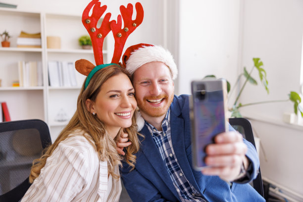 商务人士在办公室庆祝圣诞节时自拍图片下载