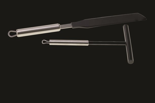 制作煎饼的厨房用具孤立在黑色背景上。图片下载