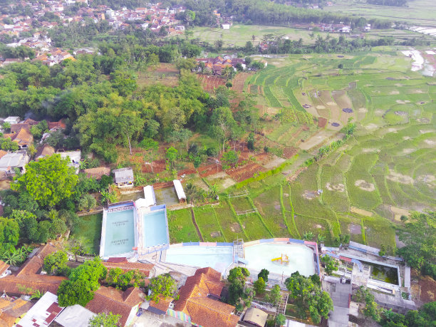 人口密集住宅屋顶的航拍照片图片下载