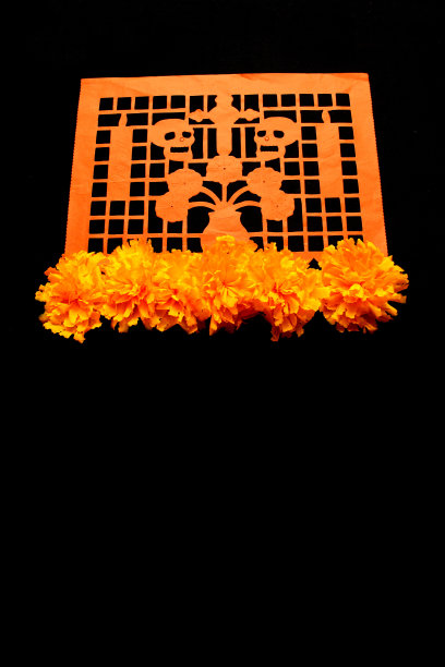 传统的彩色Papel Picado和cempasuchil花装饰的祭品是墨西哥文化的一部分，黑色背景的短语，帖子和邀请图片下载
