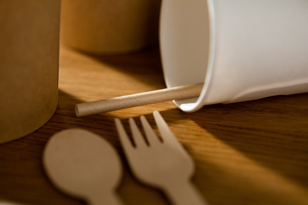 环保食品包装。纸张回收利用的天然产品为零废物。一盒用于食品一次性餐饮的纸，具有自然和可回收的概念。背景上无塑料设置。图片下载