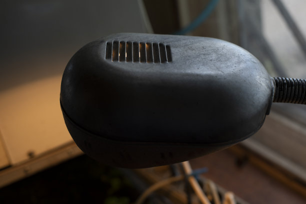 旧台灯。过去时代的电气设备。室内台灯。图片下载