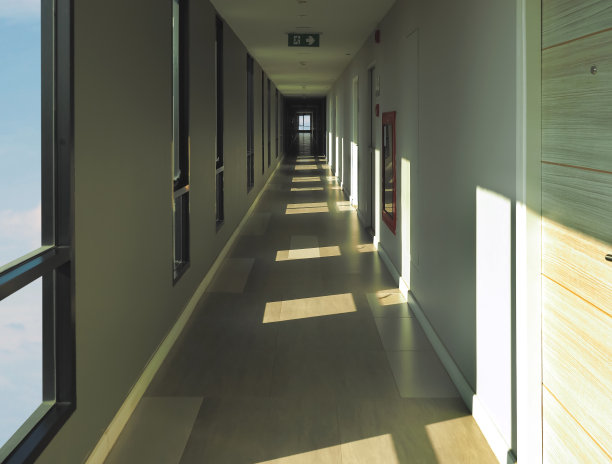 公寓内有玻璃窗的走廊图片下载