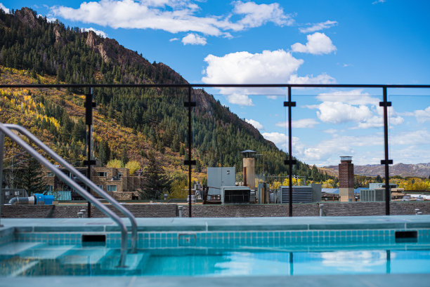 阿斯彭的屋顶泳池图片下载