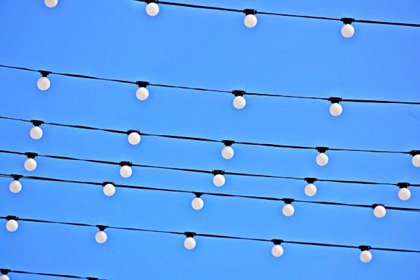 灯泡挂在空中的电缆上图片下载