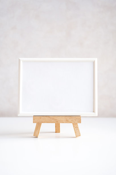 空相框模拟在极简主义的室内白色桌子。图片下载