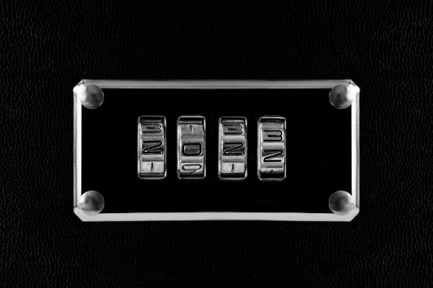 概念从2022年到2023年，关于金属密码锁。银色数字特写在黑色皮革背景图片下载