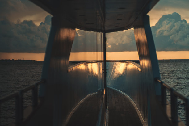 在游船上观看壮观的日落图片下载