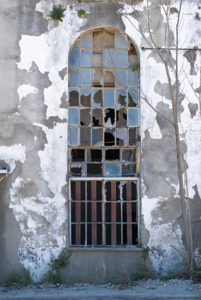 废弃的历史建筑，窗户破碎图片下载