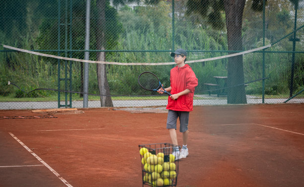 男孩训练网球图片下载