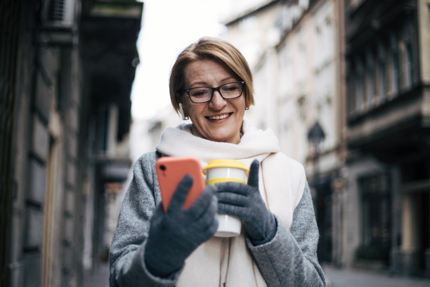 一个美丽的老妇人在户外图片下载