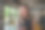 一位女商人站在餐厅里用手机图片下载