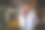 一位女商人站在餐厅里用手机图片下载