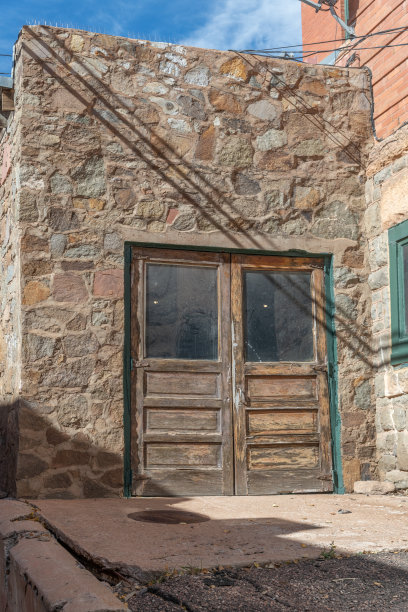 建于19世纪80年代科罗拉多州金矿小镇的粗糙石墙和外部结构的门图片下载