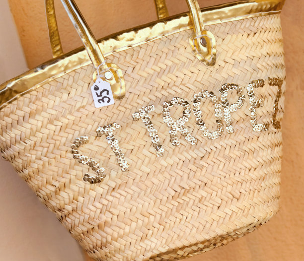 闪闪发光的金色亮片圣特罗佩海滩袋纪念品图片下载