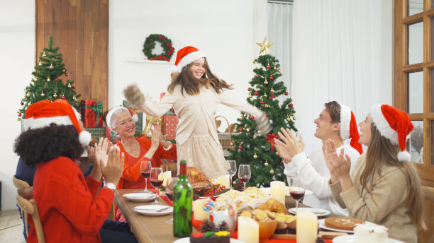 多民族人民一起跳舞的画像。他们有一个庆祝聚会在圣诞快乐夜，圣诞节在假日在家里或家里。人们的生活方式。感恩节。图片下载