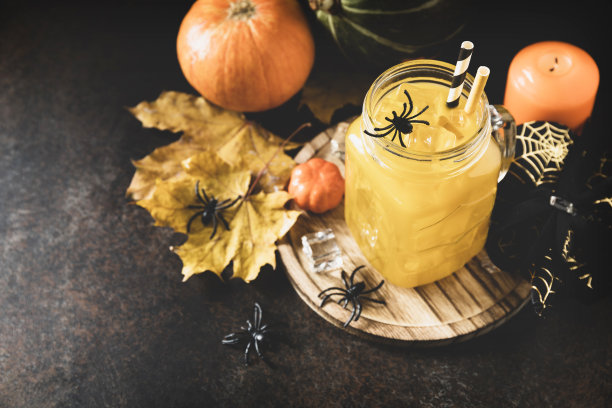 万圣节南瓜冰鸡尾酒装在玻璃罐里，放在石桌上。鸡尾酒。副本的空间。健美的形象。图片下载