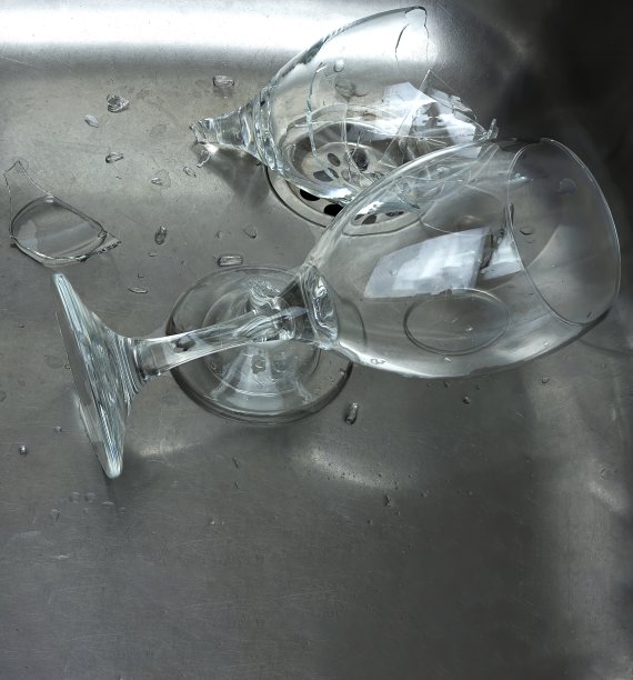 水槽里的碎玻璃酒杯，脆弱的概念图片下载