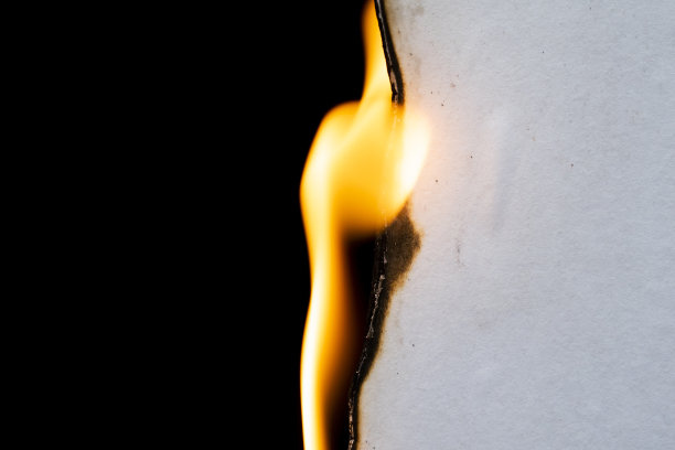 燃烧的纸，黑色背景上发光的纸边图片下载