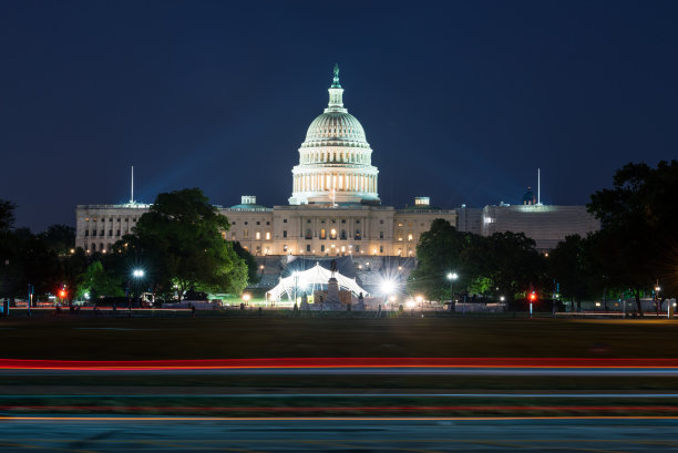 美国国会大厦的圆顶在夜晚被点亮，华盛顿特区图片下载