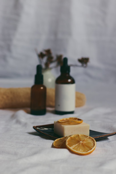 香精油瓶和有机素食肥皂配干柠檬片图片下载