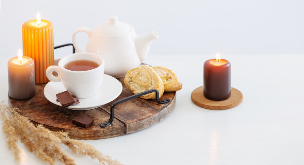 静物与燃烧的蜡烛在白色的现代室内图片下载