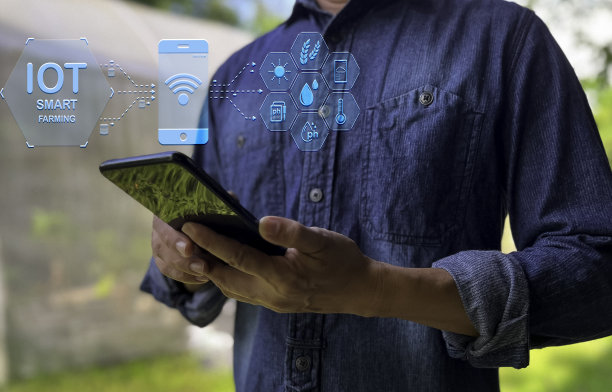 智能农业。人工智能农业。智能数字农业技术通过未来传感器数据采集，通过人工智能管理来控制作物的生长和收获质量。计算机辅助种植的概念。图片下载