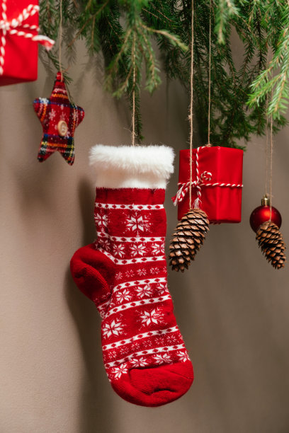 墙上的圣诞装饰。杉树树枝上装饰着红色礼盒、杉树球果和红球。环保的概念。新年和圣诞节的概念。图片下载