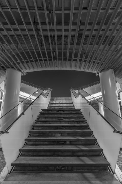 从地下向上的楼梯在现代城市空间图片下载