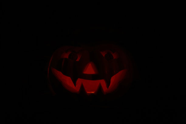 黑色背景的节日南瓜。万圣节南瓜剪影。图片下载