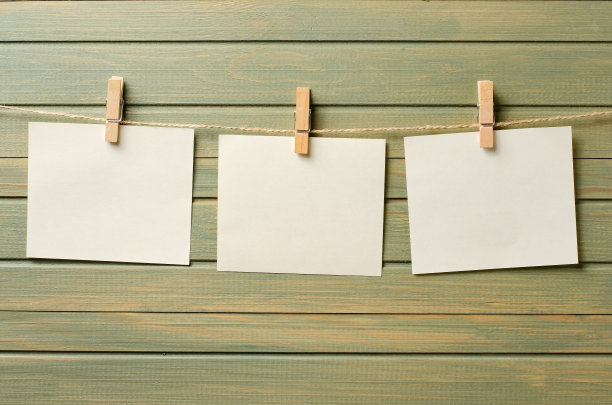 空纸挂在绳子上。一个设计元素。木制背景。副本的空间。图片下载