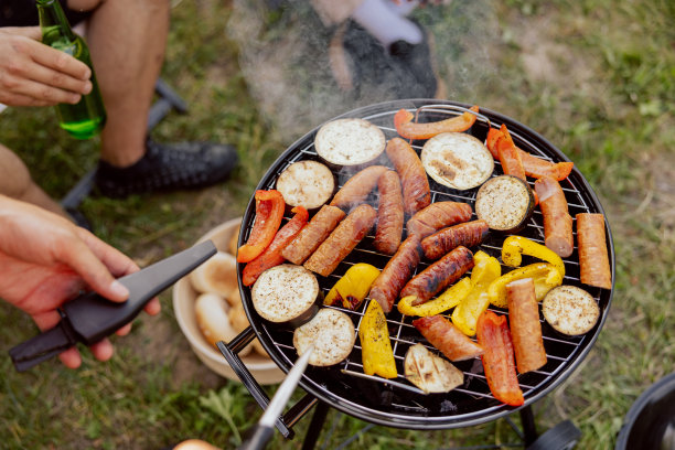 烤架上的零食。香肠,茄子,辣椒图片下载