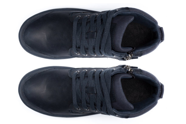 鞋子孤立在白色背景上。前视图。图片下载