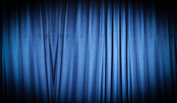 蓝色窗帘织物制作了一个黑色的旗帜背景图片下载