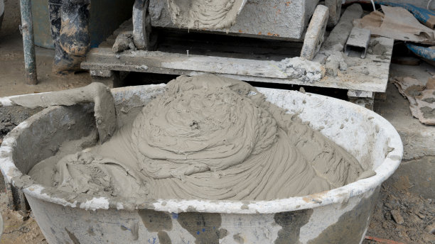 液体水泥在砂浆搅拌机中对抗。图片下载