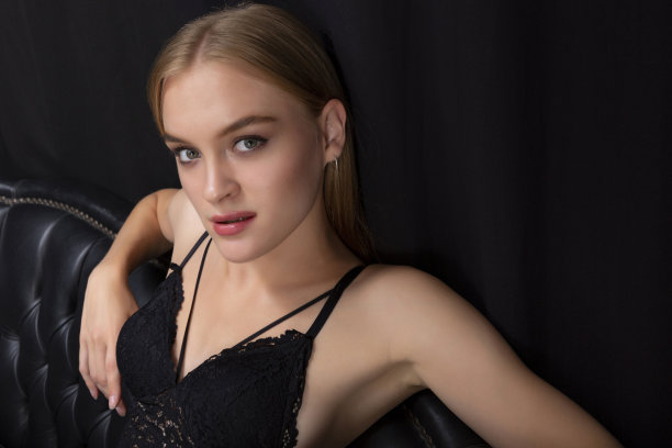 年轻的照片模特穿着内衣摆出艺术的姿势。图片下载