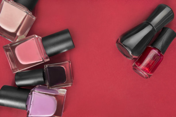 红色背景指甲油图片下载